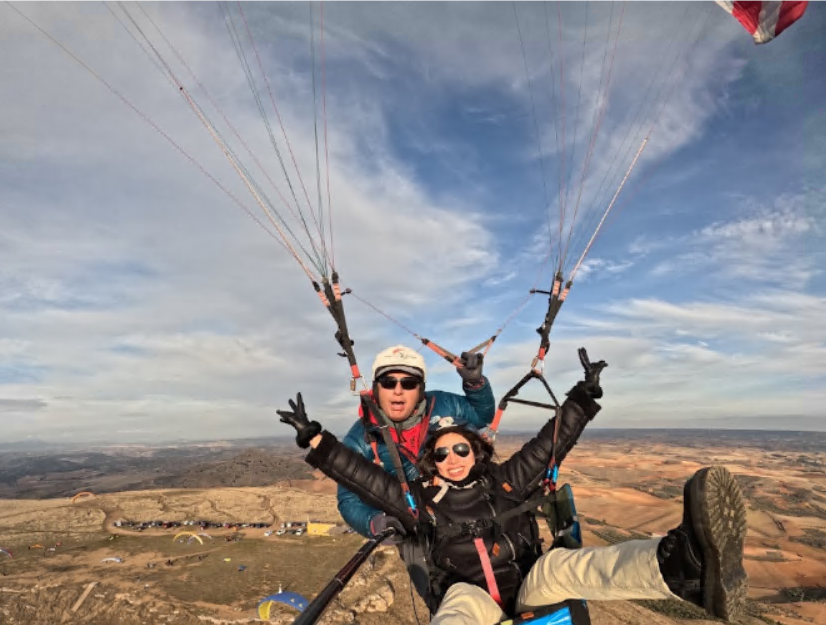 Mishell Bonifaz en vuelo sobre Sopelana